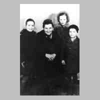 065-0095 Frau Ilse Rose mit ihren Kindern (von links Karin, Renate und Manfred im Jahre 1944.jpg